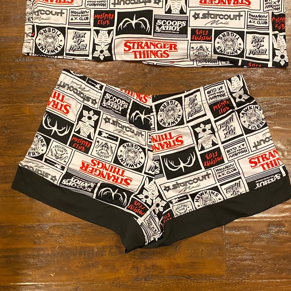 NWT Netflix Stranger Things Women's Printed Notched Top & Shorts PJ Set Size S - Picture 7 of 10